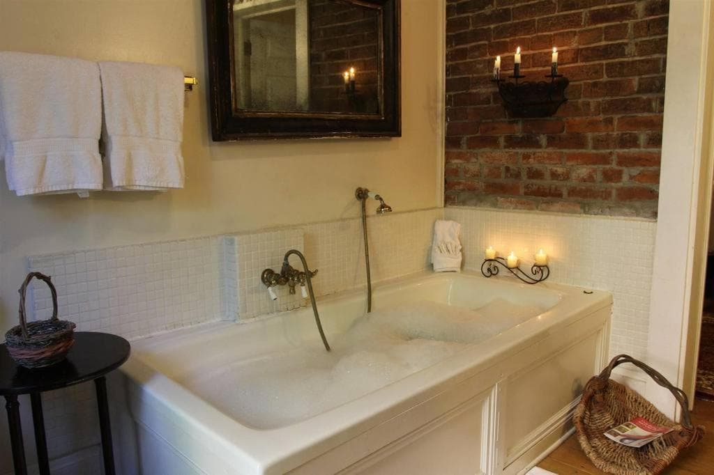 The Corners Mansion Jacuzzi room