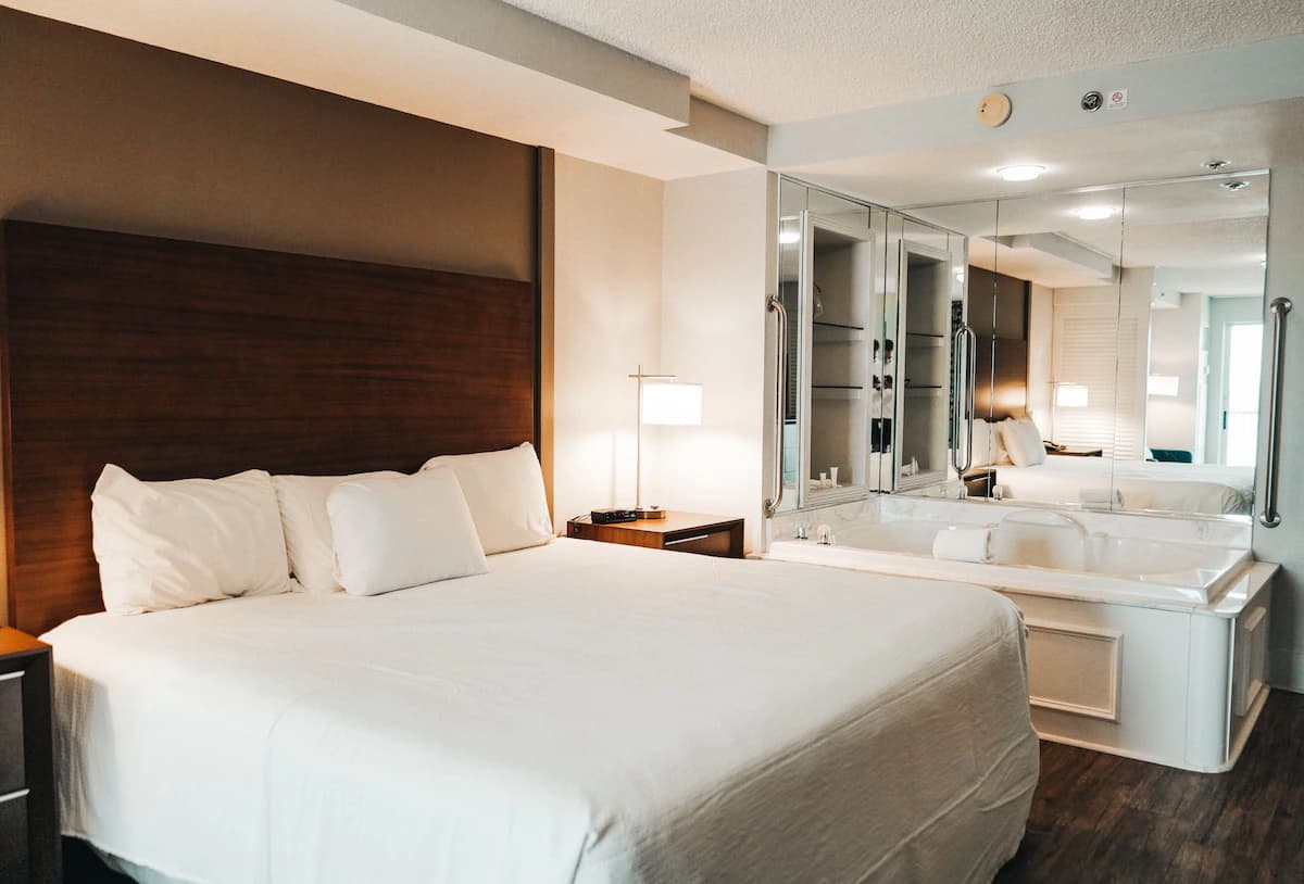 WaterView Casino & Hotel Jacuzzi room