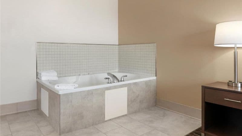 Best Western Brookfield Jacuzzi room