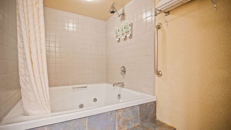 Best Western Center Pointe Inn Jacuzzi room