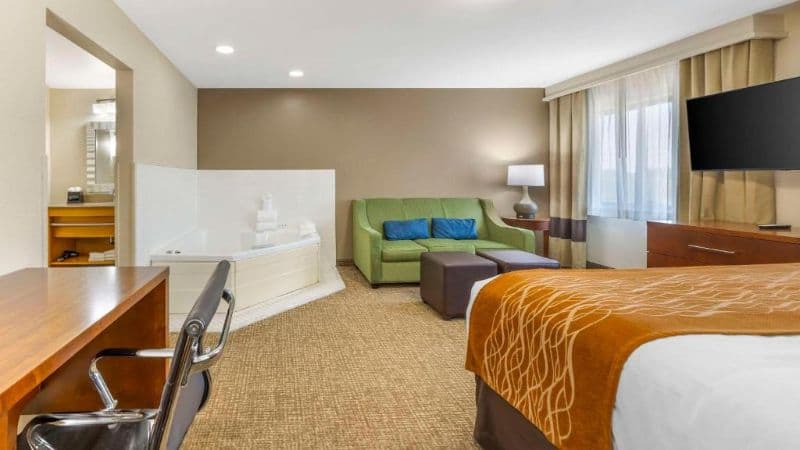 Comfort Inn South – Springfield Jacuzzi room