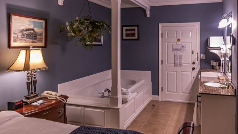 Depot Inn & Suites Jacuzzi room
