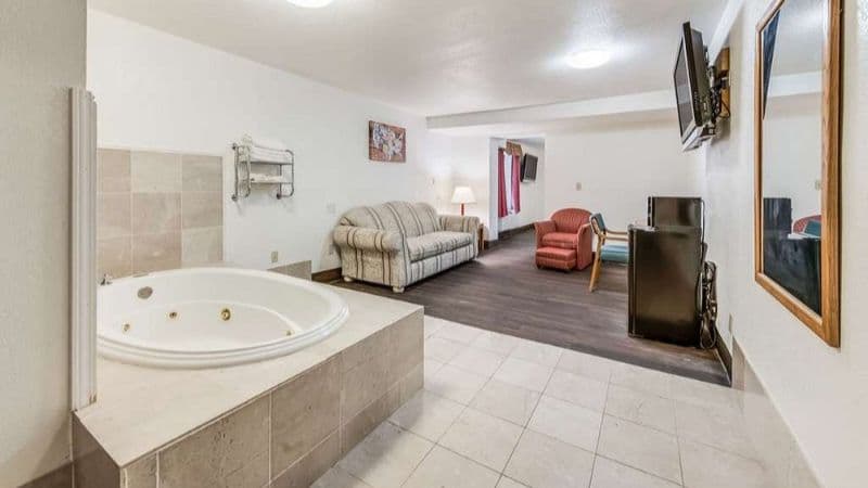 Econo Lodge Truman Inn hotel photo 2