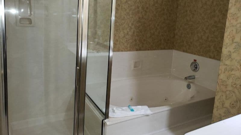 Gazebo Inn Jacuzzi room
