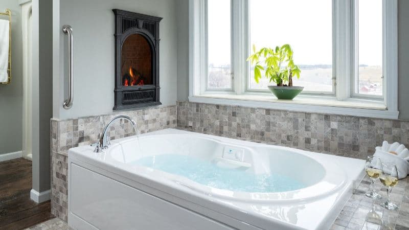 Hermann Hill Jacuzzi room