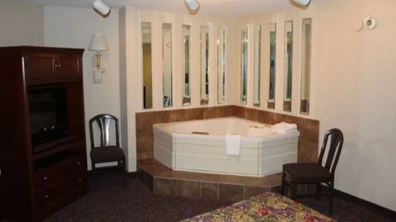 Lamplighter Inn & Suites South Jacuzzi room