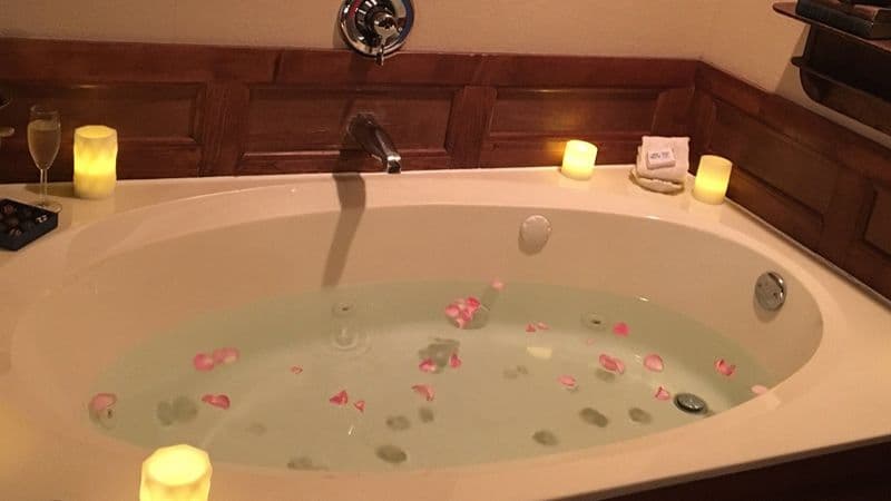 Walnut Street Inn Jacuzzi room