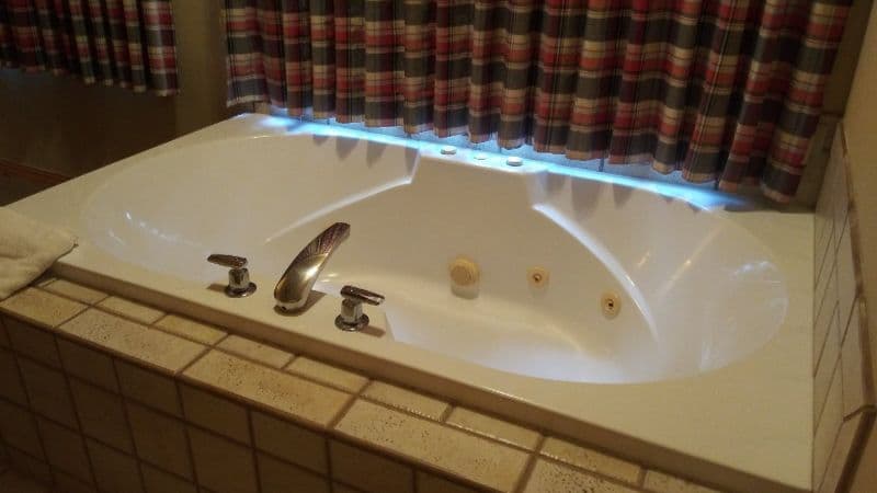 Bigfork Mountain Lake Lodge Jacuzzi room