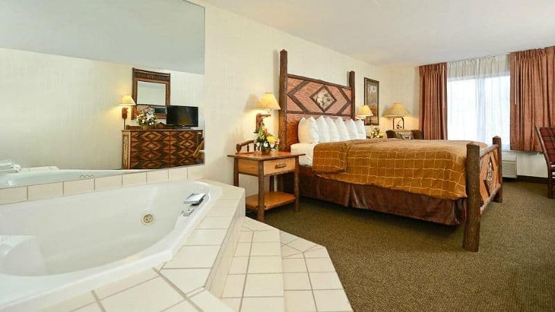 ClubHouse Inn West Yellowstone Jacuzzi room