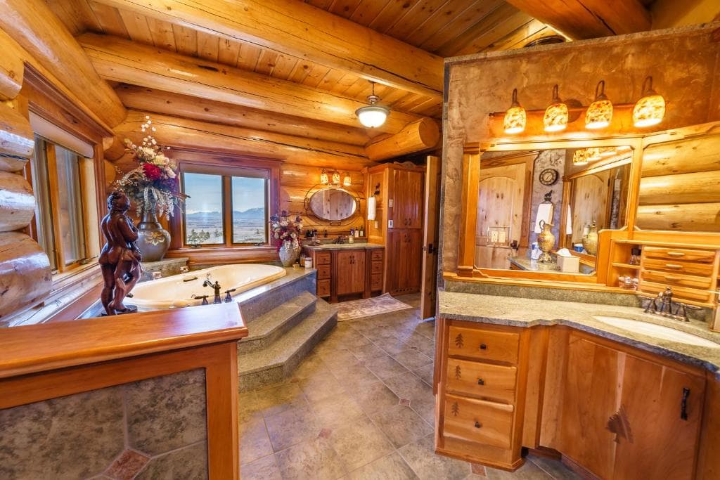 Coyote Bluff Estate Jacuzzi room