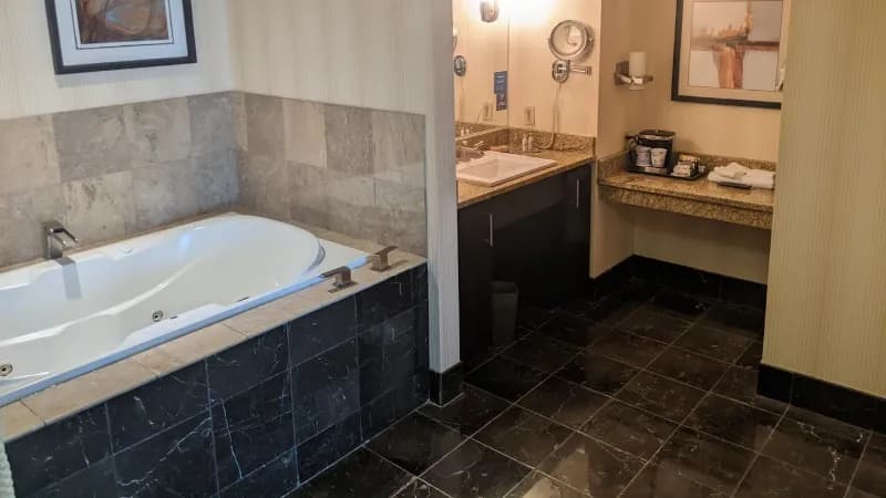 DoubleTree by Hilton Hotel Billings Jacuzzi room