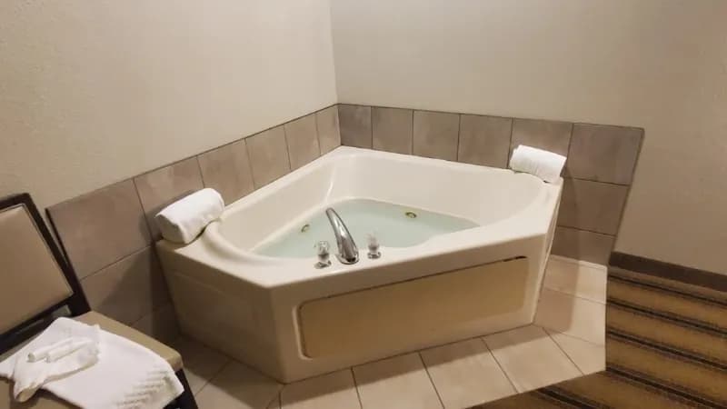Hilltop Inn by Riversage Jacuzzi room