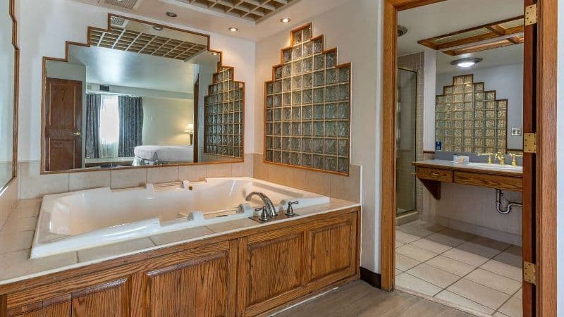 Howard Johnson by Wyndham Billings Jacuzzi room