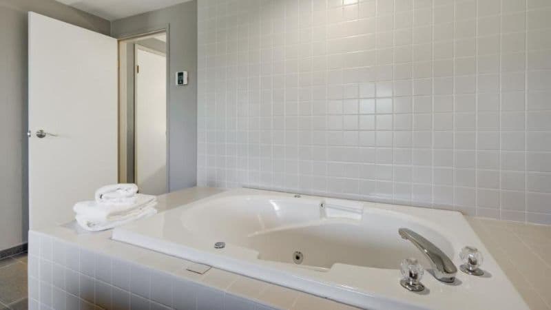 Whitefish Riverfront Hotel Jacuzzi room