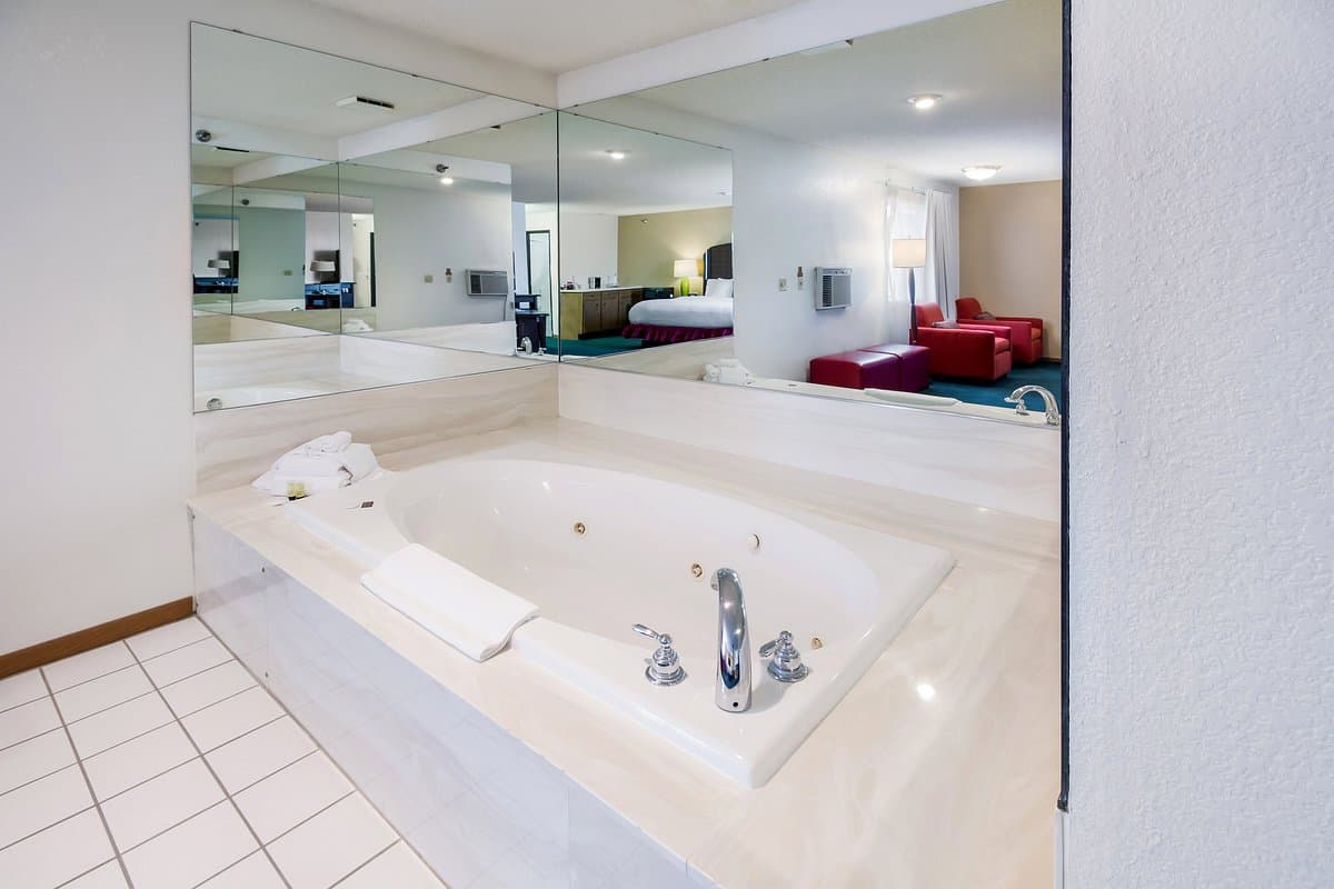 Alliance Hotel & Suites Jacuzzi room