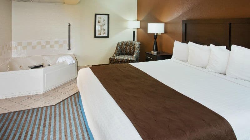 AmericInn by Wyndham Lincoln North Jacuzzi room