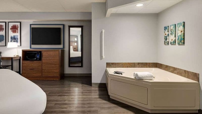AmericInn by Wyndham Lincoln South Jacuzzi room