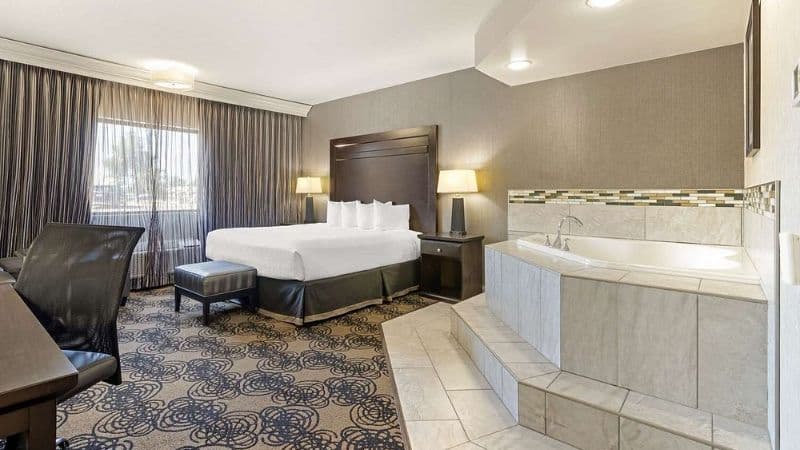 Best Western Plus Midwest Inn Jacuzzi room