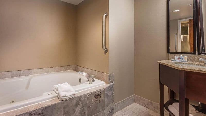 Comfort Inn SW Omaha I-80 Jacuzzi room