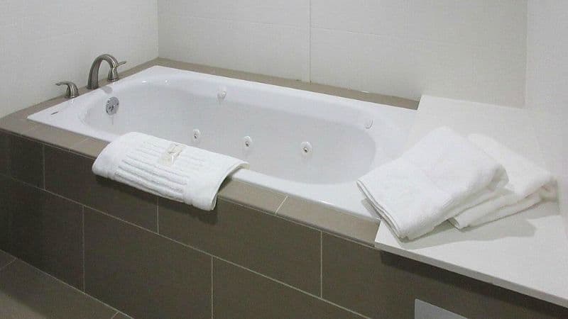 Comfort Suites West Omaha Jacuzzi room
