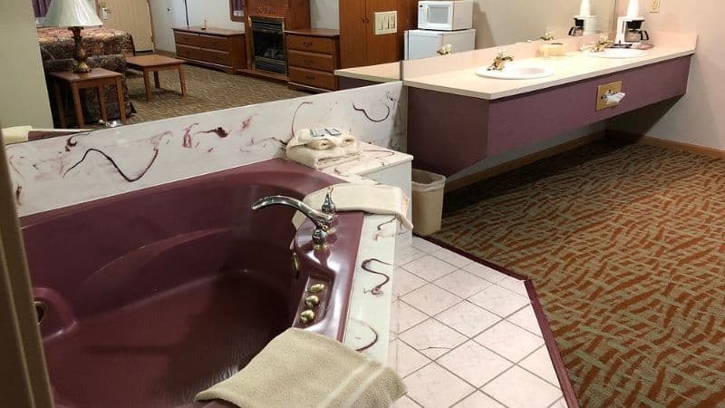 Countryside Suites Omaha Jacuzzi room