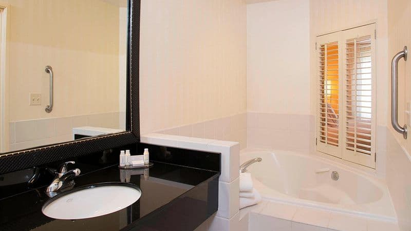 Fairfield by Marriott Inn & Suites Omaha Downtown Jacuzzi room