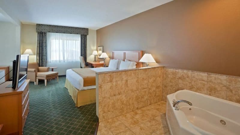 Holiday Inn Express & Suites Lincoln South, an IHG Hotel Jacuzzi room