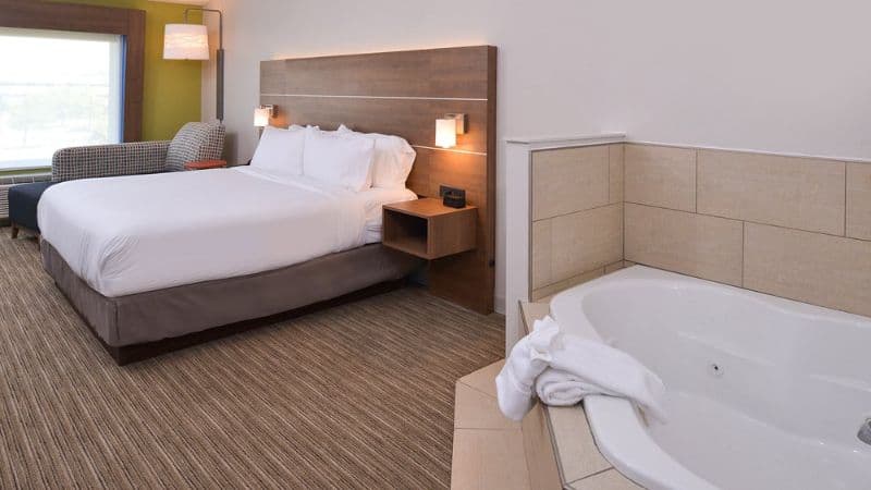 Holiday Inn Express & Suites – Omaha – 120th and Maple, an IHG Hotel Jacuzzi room