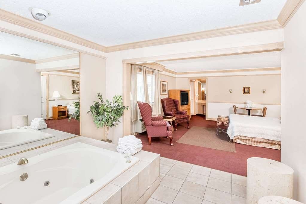 Knights Inn South Sioux City Jacuzzi room