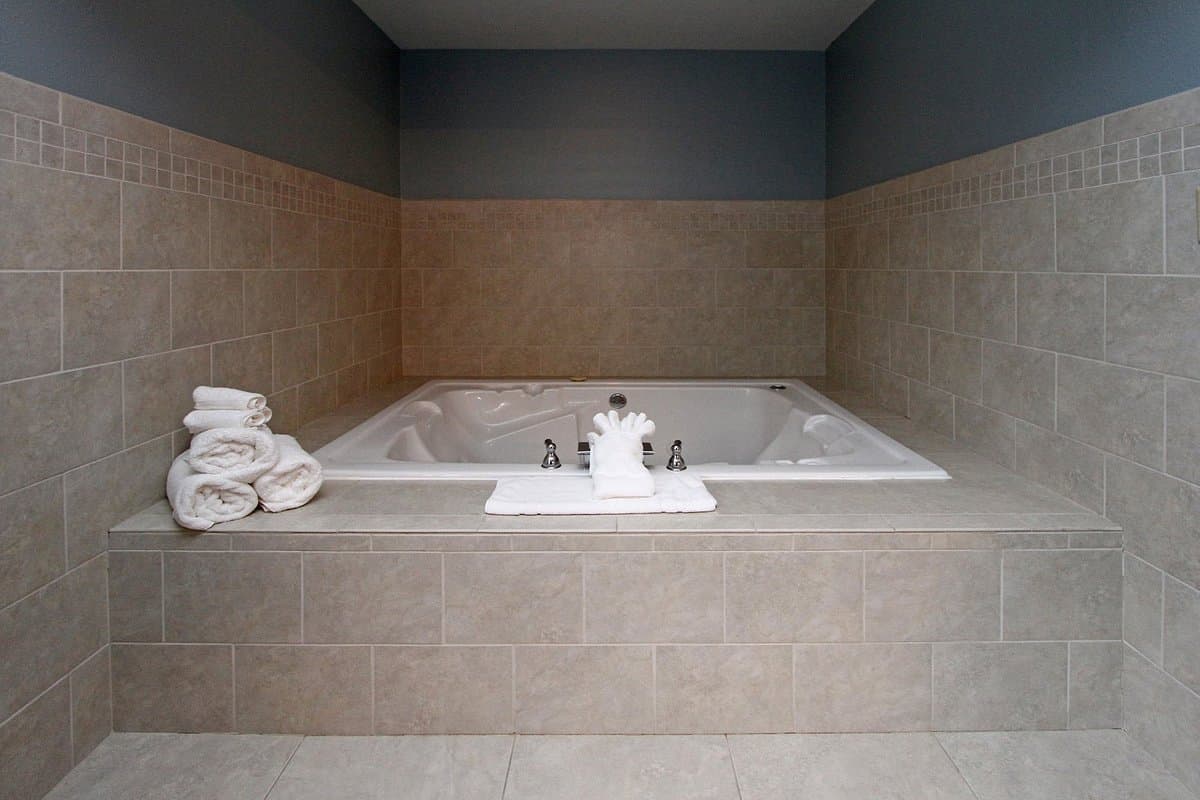 New Victorian Inn & Suites Norfolk Jacuzzi room