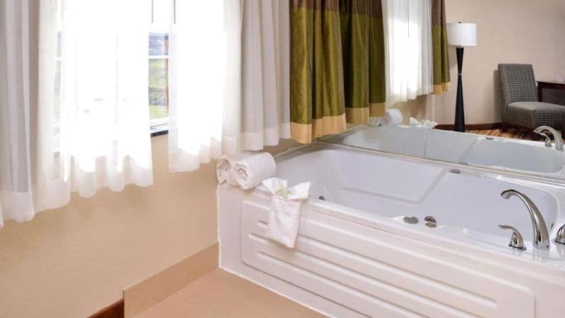 Old Mill Inn Jacuzzi room