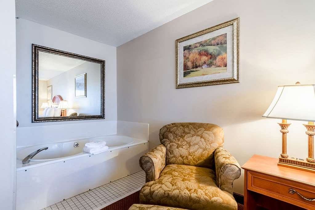 Quality Inn Alliance Jacuzzi room