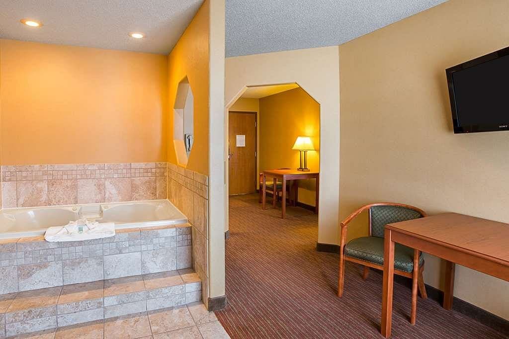Quality Inn York Jacuzzi room