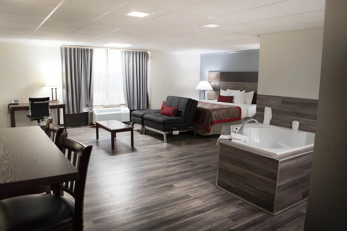 Ramada by Wyndham North Platte & Sandhills Convention Ctr Jacuzzi room