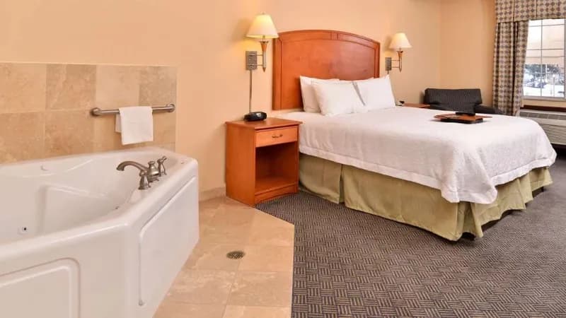 Spark by Hilton Grand Island Jacuzzi room