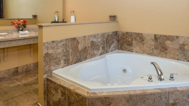 Sunset Inn And Suites Jacuzzi room