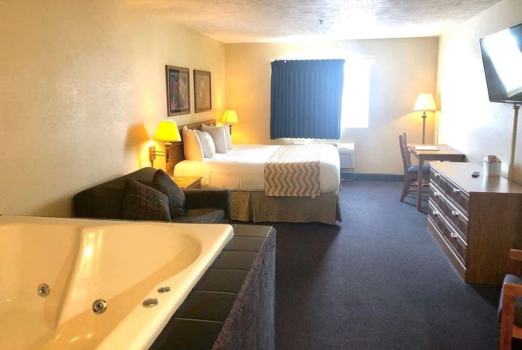 Travelodge by Wyndham Grand Island Jacuzzi room