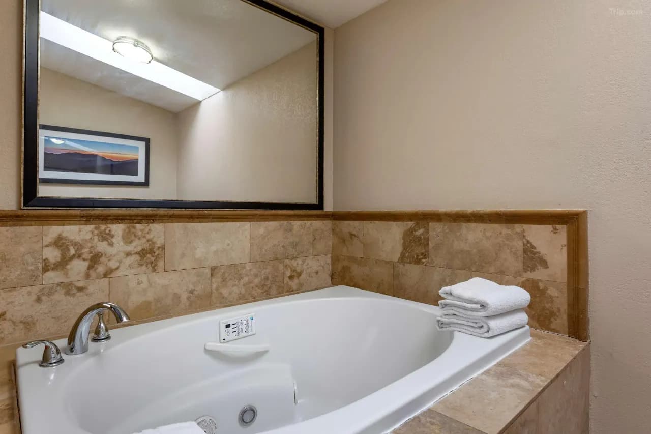 Best Western Plus Las Vegas West Jacuzzi room