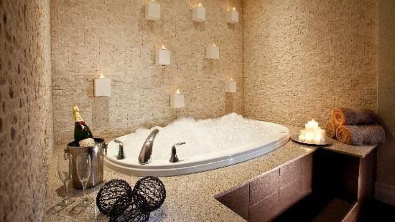 Eureka Casino Resort Jacuzzi room
