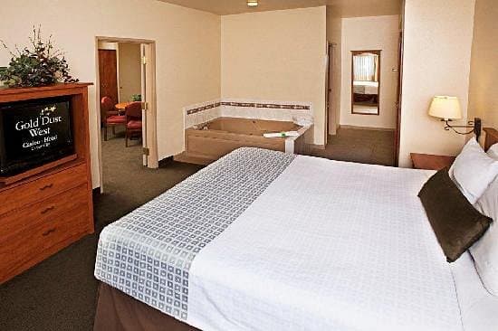 Gold Dust West Carson City Jacuzzi room