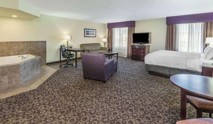 La Quinta Inn & Suites by Wyndham Las Vegas Airport South Jacuzzi room