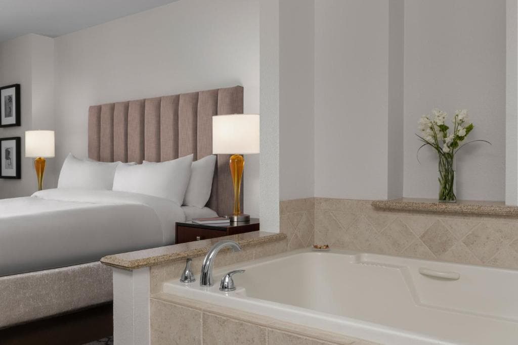Marriott’s Grand Chateau Jacuzzi room
