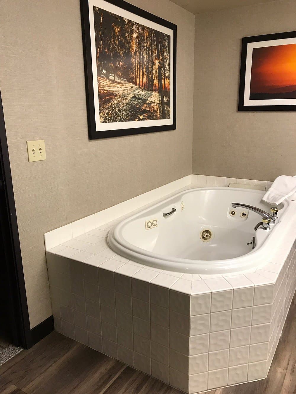 Nugget Casino Resort Jacuzzi room