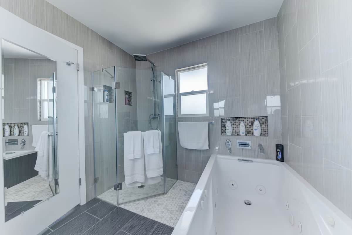 Peaceful Vegas Oasis with Spa, Garden & Mountain Views Jacuzzi room