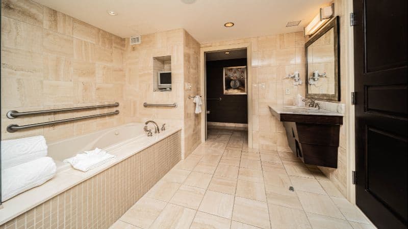 Reno Suites Jacuzzi room