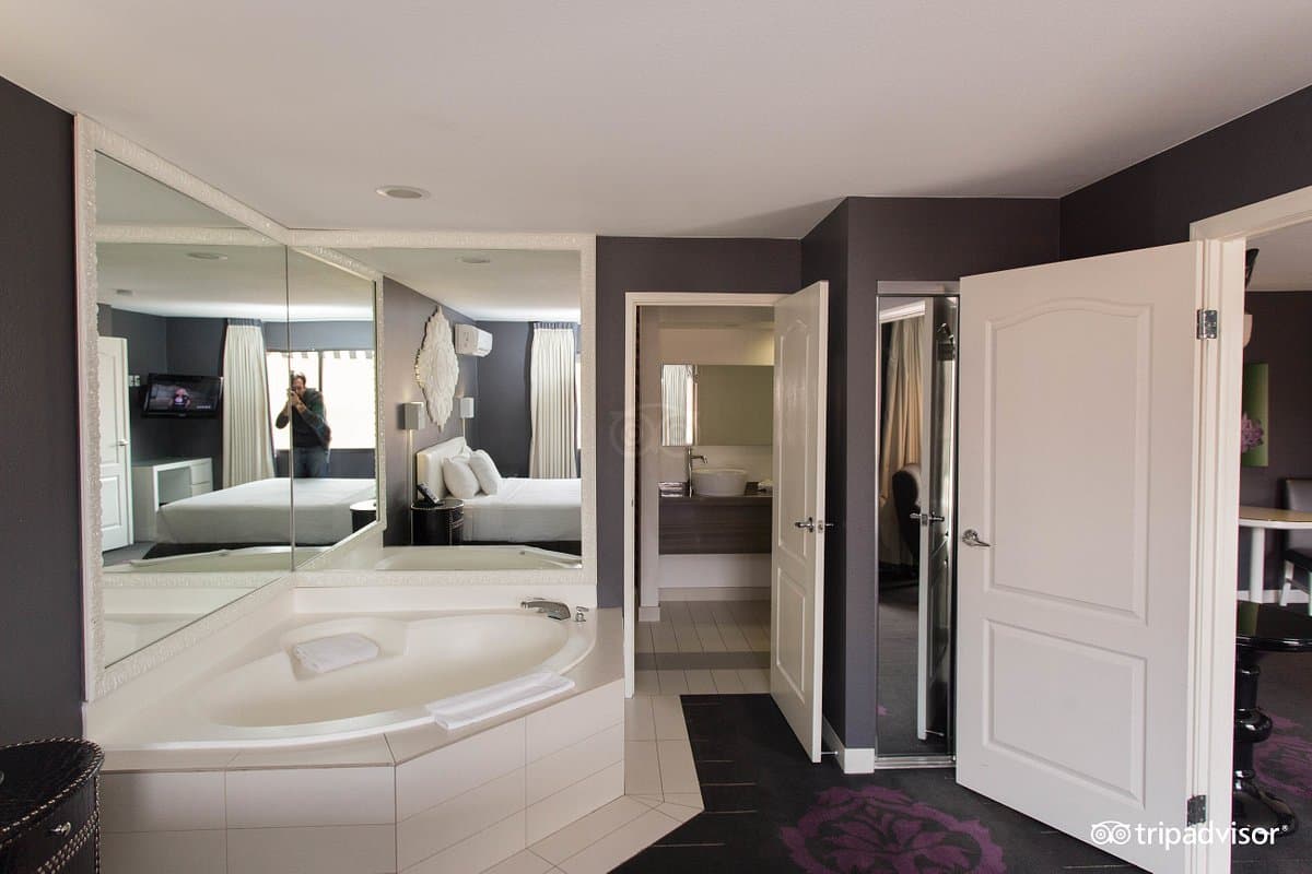 Serene Vegas Boutique Hotel Jacuzzi room