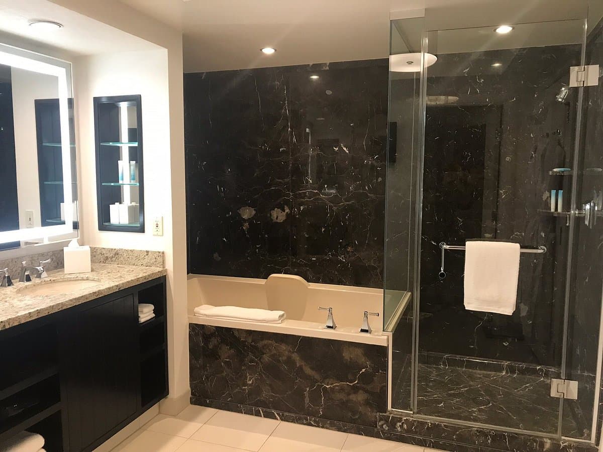 W Las Vegas Jacuzzi room