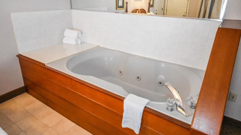 Fox Ridge Resort Jacuzzi room