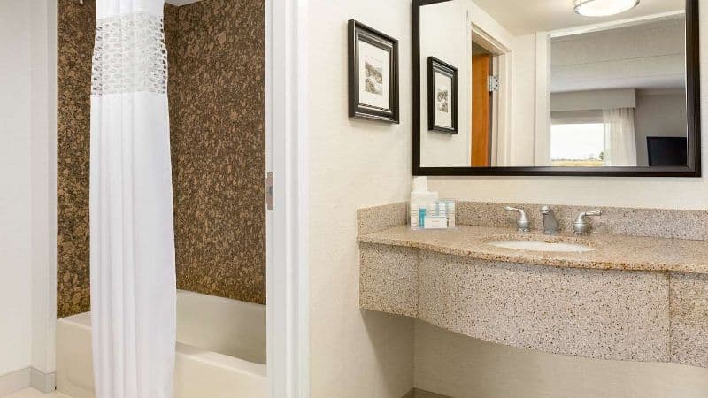 Hampton Inn & Suites Manchester-Bedford hotel photo 2