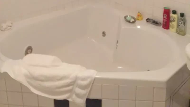 Inn at Ellis River Jacuzzi room